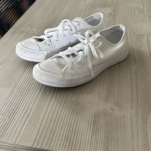 White monochrome converse size 6
